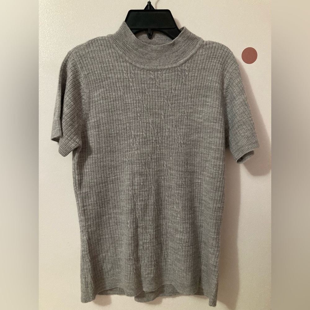 V neck - Short sleeve knit blouse